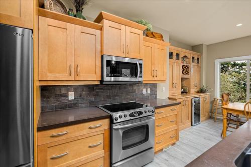 2551 Paramount Drive, West Kelowna, BC - Indoor Photo Showing Kitchen
