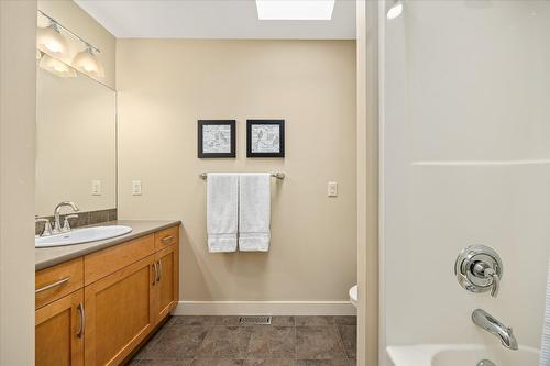 2551 Paramount Drive, West Kelowna, BC - Indoor Photo Showing Bathroom
