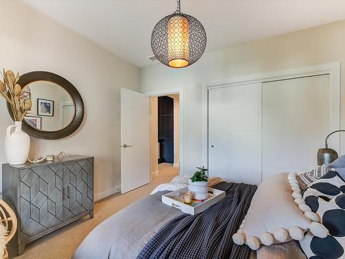 5-1349 Rocky Point Drive, Kelowna, BC - Indoor Photo Showing Bedroom