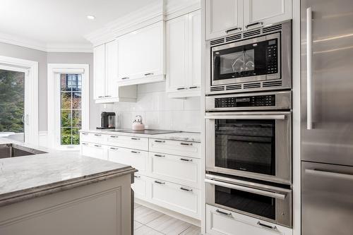 Kitchen - 801 Ch. Caledonia, Mont-Royal, QC - Indoor Photo Showing Kitchen With Upgraded Kitchen