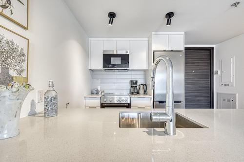 Cuisine - 503-5227 Boul. Décarie, Montréal (Côte-Des-Neiges/Notre-Dame-De-Grâce), QC - Indoor Photo Showing Kitchen With Upgraded Kitchen