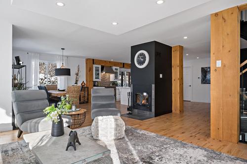 Salon - 22 Rue Des Ardoises, Sainte-Agathe-Des-Monts, QC - Indoor