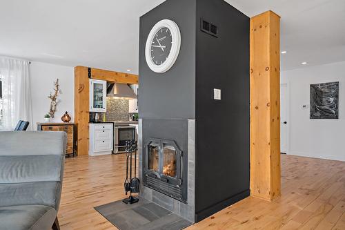 Salon - 22 Rue Des Ardoises, Sainte-Agathe-Des-Monts, QC - Indoor With Fireplace