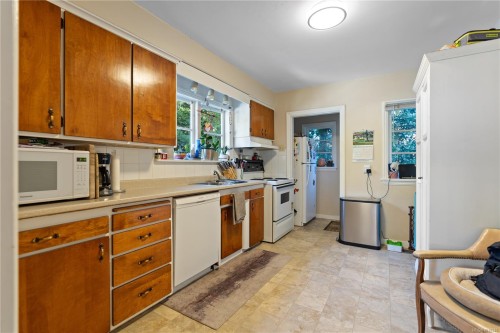 1111 Collinson St, Victoria, BC - Indoor Photo Showing Kitchen