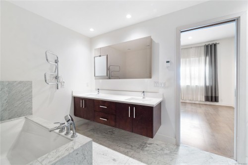 403-10 Chapel St, Nanaimo, BC - Indoor Photo Showing Bathroom