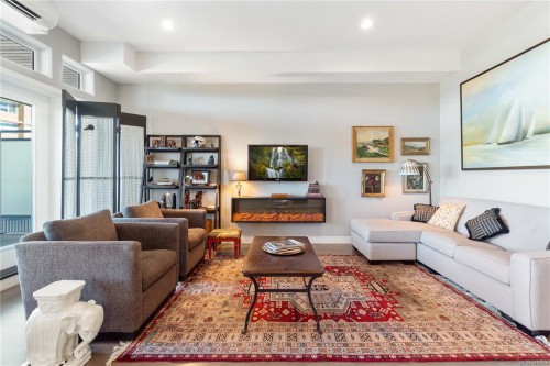 403-10 Chapel St, Nanaimo, BC - Indoor Photo Showing Living Room