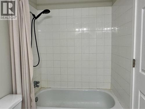 Main Bathroom Tub/Shower - 3505 38 Street Unit# 215, Vernon, BC - Indoor Photo Showing Bathroom