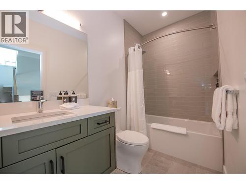 Full bathroom on 2nd floor - 105 Predator Ridge Drive Unit# 4, Vernon, BC - Indoor Photo Showing Bathroom