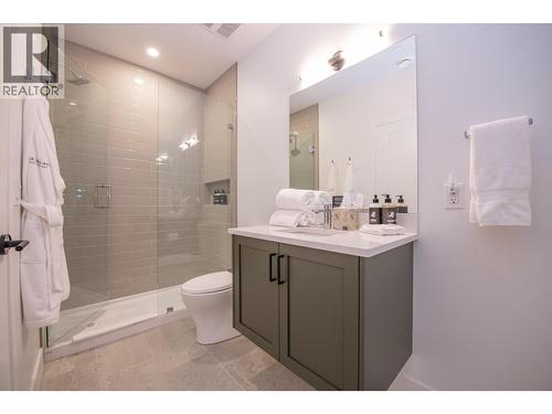 Full bathroom in lower bedroom - 105 Predator Ridge Drive Unit# 4, Vernon, BC - Indoor Photo Showing Bathroom