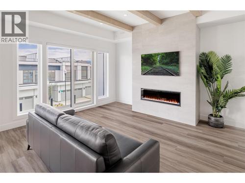 2100 Campbell Place Unit# 160, West Kelowna, BC - Indoor Photo Showing Living Room With Fireplace