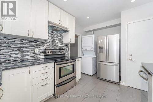 61 Avondale Boulevard, Brampton, ON - Indoor Photo Showing Kitchen