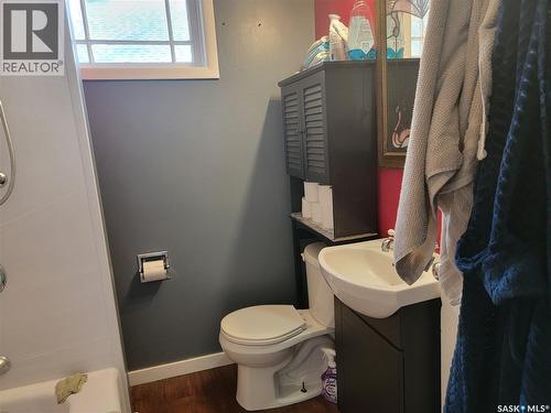 406 1St Street E, Wilkie, SK - Indoor Photo Showing Bathroom