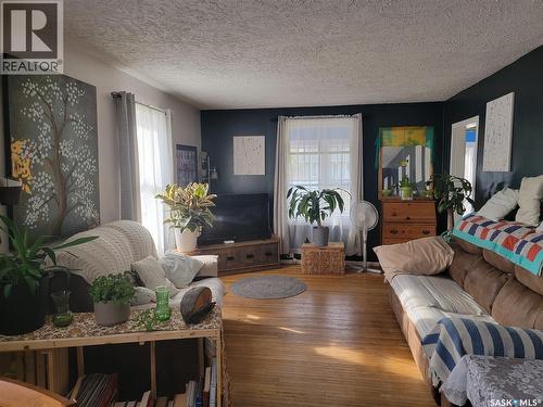 406 1St Street E, Wilkie, SK - Indoor Photo Showing Living Room