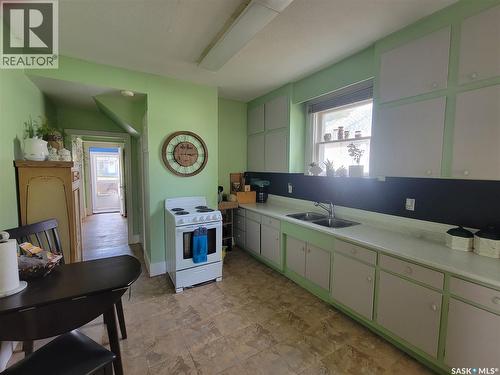 406 1St Street E, Wilkie, SK - Indoor Photo Showing Kitchen With Double Sink