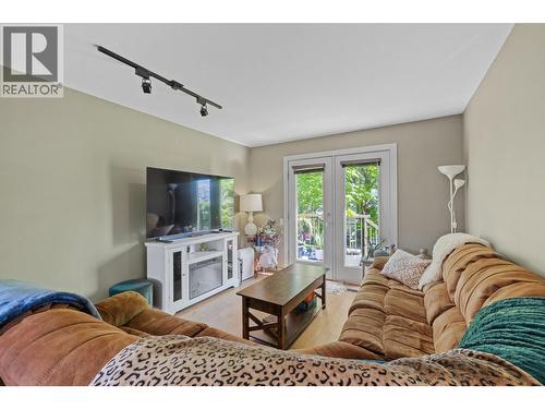 146 Mccurdy Road Unit# 2, Kelowna, BC - Indoor Photo Showing Living Room