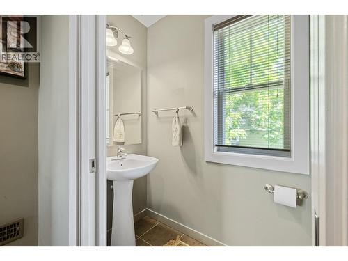 146 Mccurdy Road Unit# 2, Kelowna, BC - Indoor Photo Showing Bathroom