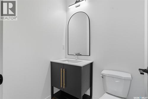 819 6Th Avenue N, Saskatoon, SK - Indoor Photo Showing Bathroom