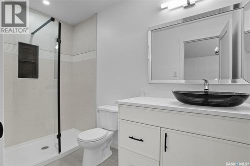 819 6Th Avenue N, Saskatoon, SK - Indoor Photo Showing Bathroom