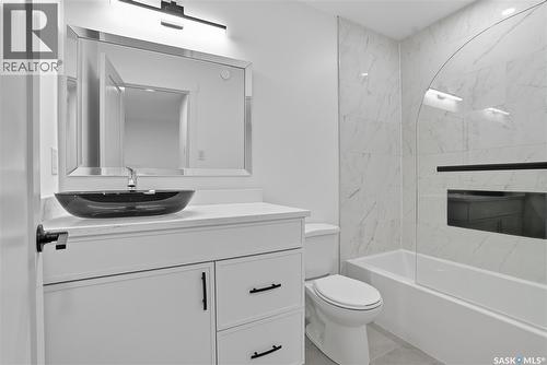 819 6Th Avenue N, Saskatoon, SK - Indoor Photo Showing Bathroom