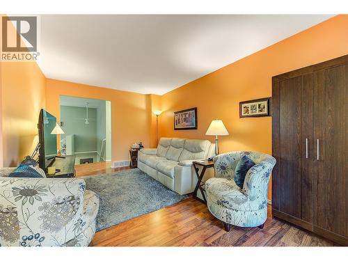 213 Drysdale Boulevard, Kelowna, BC - Indoor Photo Showing Living Room