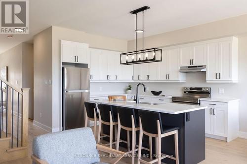 4061-2 Fracchioni Drive, Lincoln, ON - Indoor Photo Showing Kitchen With Upgraded Kitchen