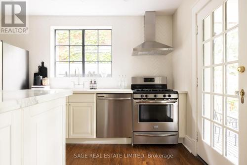 124 Cline Avenue N, Hamilton, ON - Indoor Photo Showing Kitchen