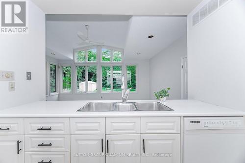 521 Vanessa Crescent, Mississauga, ON - Indoor Photo Showing Kitchen With Double Sink