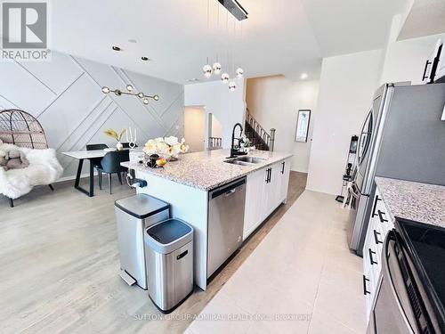 14 Mcgrath Avenue, Richmond Hill, ON - Indoor Photo Showing Kitchen