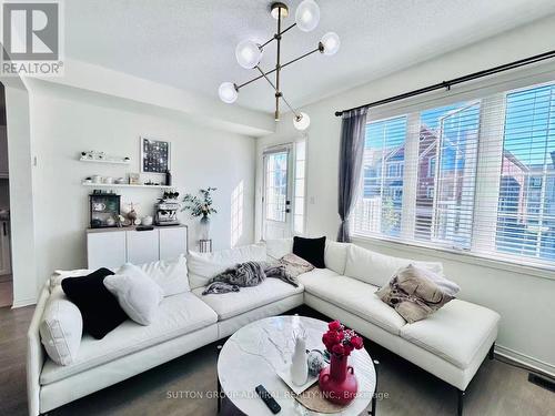14 Mcgrath Avenue, Richmond Hill, ON - Indoor Photo Showing Living Room