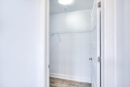 Walk-in closet - 206-7705 Boul. St-Martin O., Laval (Sainte-Dorothée), QC - Indoor
