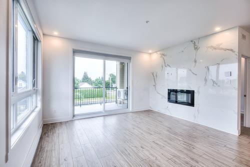 Living room - 206-7705 Boul. St-Martin O., Laval (Sainte-Dorothée), QC - Indoor With Fireplace