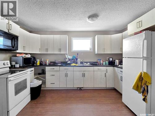 312 E Avenue S, Saskatoon, SK - Indoor Photo Showing Kitchen