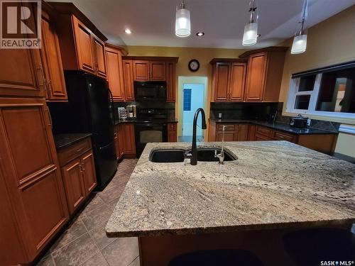 560 4Th Avenue E, Unity, SK - Indoor Photo Showing Kitchen With Double Sink
