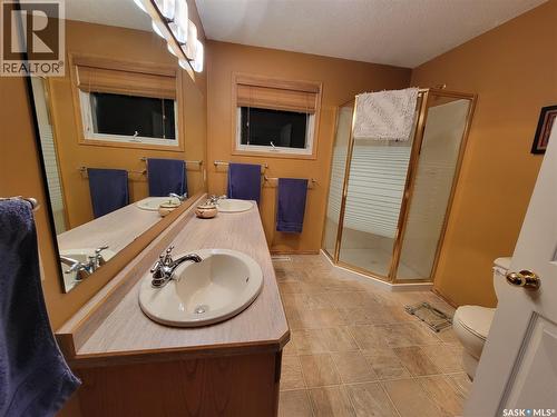 560 4Th Avenue E, Unity, SK - Indoor Photo Showing Bathroom