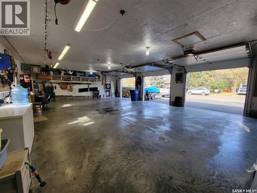 560 4Th Avenue E, Unity, SK - Indoor Photo Showing Garage