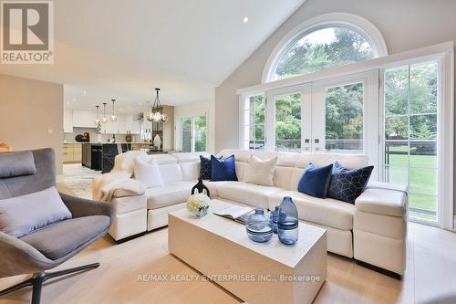 1520 Drymen Crescent, Mississauga, ON - Indoor Photo Showing Living Room