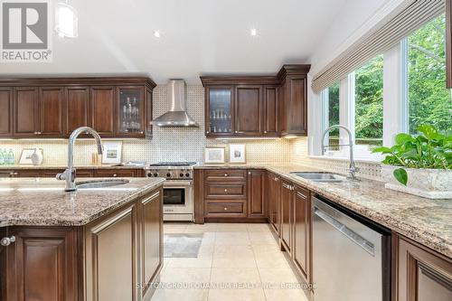 1063 Greenoaks Drive, Mississauga, ON - Indoor Photo Showing Kitchen With Double Sink With Upgraded Kitchen
