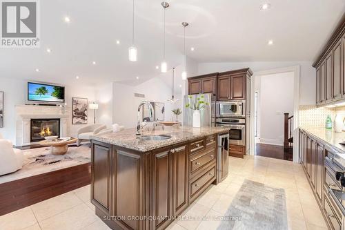 1063 Greenoaks Drive, Mississauga, ON - Indoor Photo Showing Kitchen With Stainless Steel Kitchen With Upgraded Kitchen