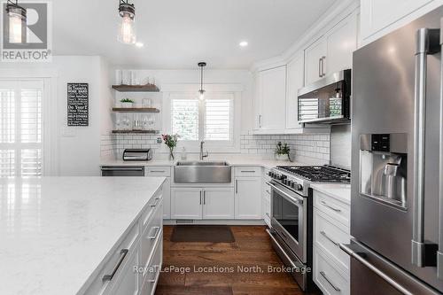 38 Lighthouse Lane E, Collingwood, ON - Indoor Photo Showing Kitchen With Upgraded Kitchen