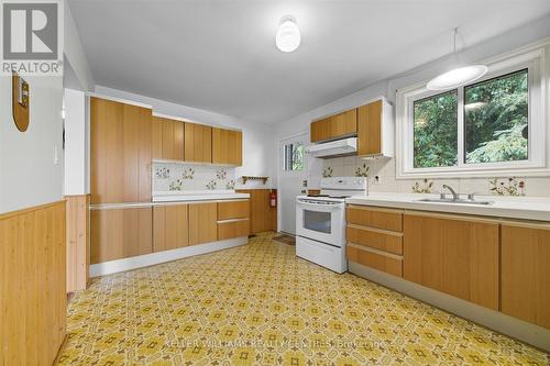 112 Eden Court, Newmarket, ON - Indoor Photo Showing Kitchen
