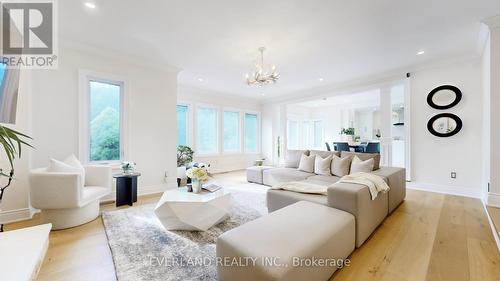 1109 Secretariate Road, Newmarket, ON - Indoor Photo Showing Living Room