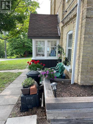 Front flower beds - 182 12Th Street, Hanover, ON - Outdoor
