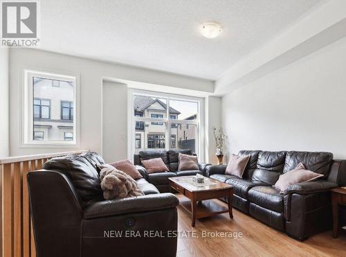 778 Kootenay Path, Oshawa, ON - Indoor Photo Showing Living Room