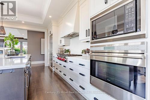 26 - 10 Maple Grove Drive, Oakville (Mo Morrison), ON - Indoor Photo Showing Kitchen With Upgraded Kitchen