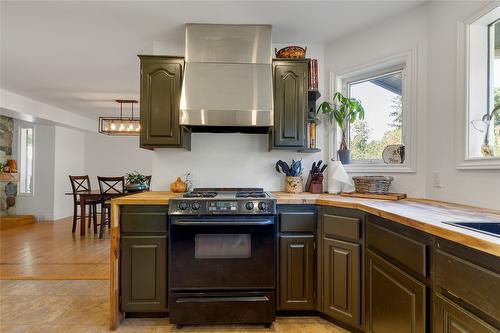 1065 Bx Road, Vernon, BC - Indoor Photo Showing Kitchen
