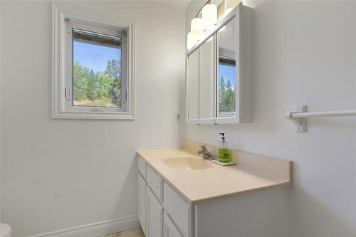 1065 Bx Road, Vernon, BC - Indoor Photo Showing Bathroom