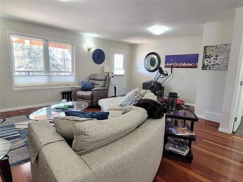 62 Dufferin Avenue W, Portage La Prairie, MB - Indoor Photo Showing Living Room