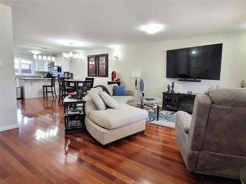 62 Dufferin Avenue W, Portage La Prairie, MB - Indoor Photo Showing Living Room