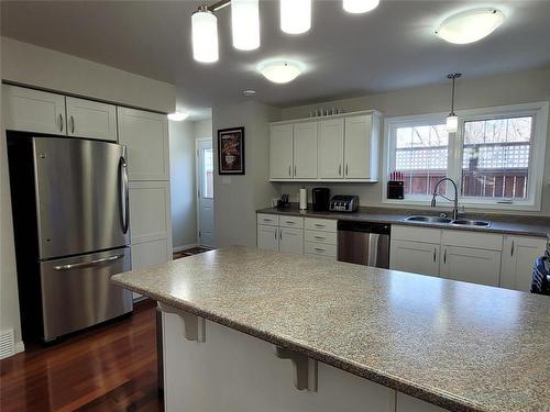 62 Dufferin Avenue W, Portage La Prairie, MB - Indoor Photo Showing Kitchen With Double Sink