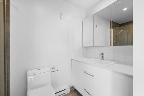 Bathroom - 404-2200 Rue Sauvé O., Montréal (Ahuntsic-Cartierville), QC - Indoor Photo Showing Bathroom